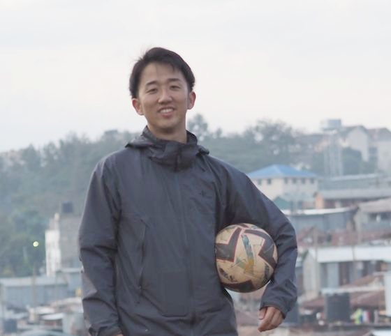 ボールを持って立つ田所剛之